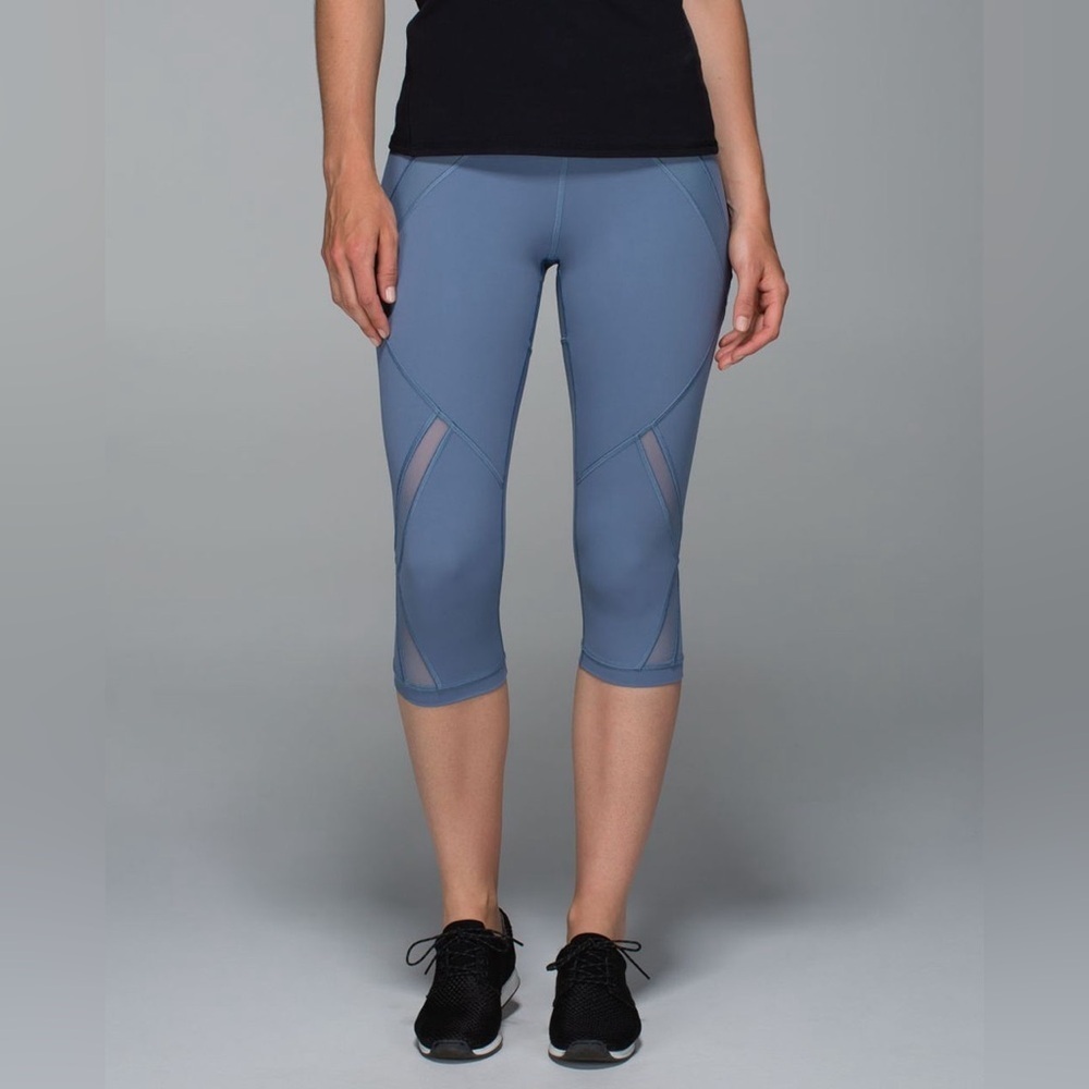 LULULEMON Cool to Street Blue Cropped Leggings, 17” (US 6)